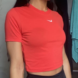 Nike T-shirt  - T-shirt från Nike i stretchig bomull 😍 Använd ca 5 grr och i superbra skick. 