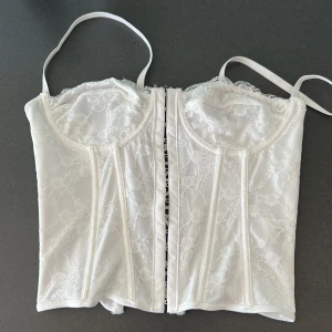 Topp - Spetstopp, storlek 38 men passar mer en 34/36. Endast testad 