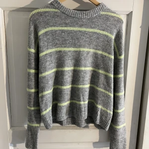 H å M kofta! - Mjuk å fin koft-tröja som passar till det mesta. Snyggt till jeans. 