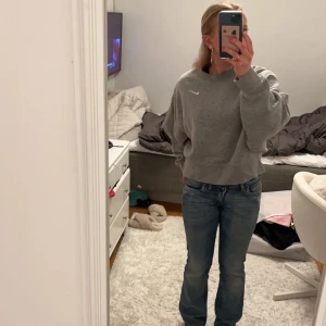 Nike sweatshirt  - Skön sweatshirt från Nike. Jättebra skick o använd fåtal gånger. Skriv för mer bilder/funderingar.🤍🙏🏼köpt för 500kr