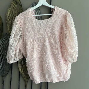 Rosa topp - Säljer denna supersöta puffärmad topp från Kappahl, använd 1 gång💘Sotlrk L men är lite mindre i modellen