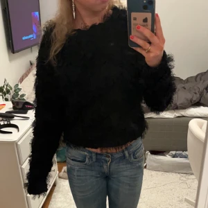 Snygg tröja! - Fluffig svart tröja från Vero moda! Jättesnygg och perfekt inför hösten. Skriv för fler bilder eller frågor!🤍 frakten är inkluderad i priset!!