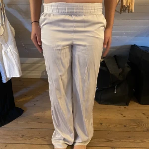 Jätte fina silkes byxor från H&M - Säljer nu mina jättefina å sköna byxor från H&M för att dom har blivit för små.