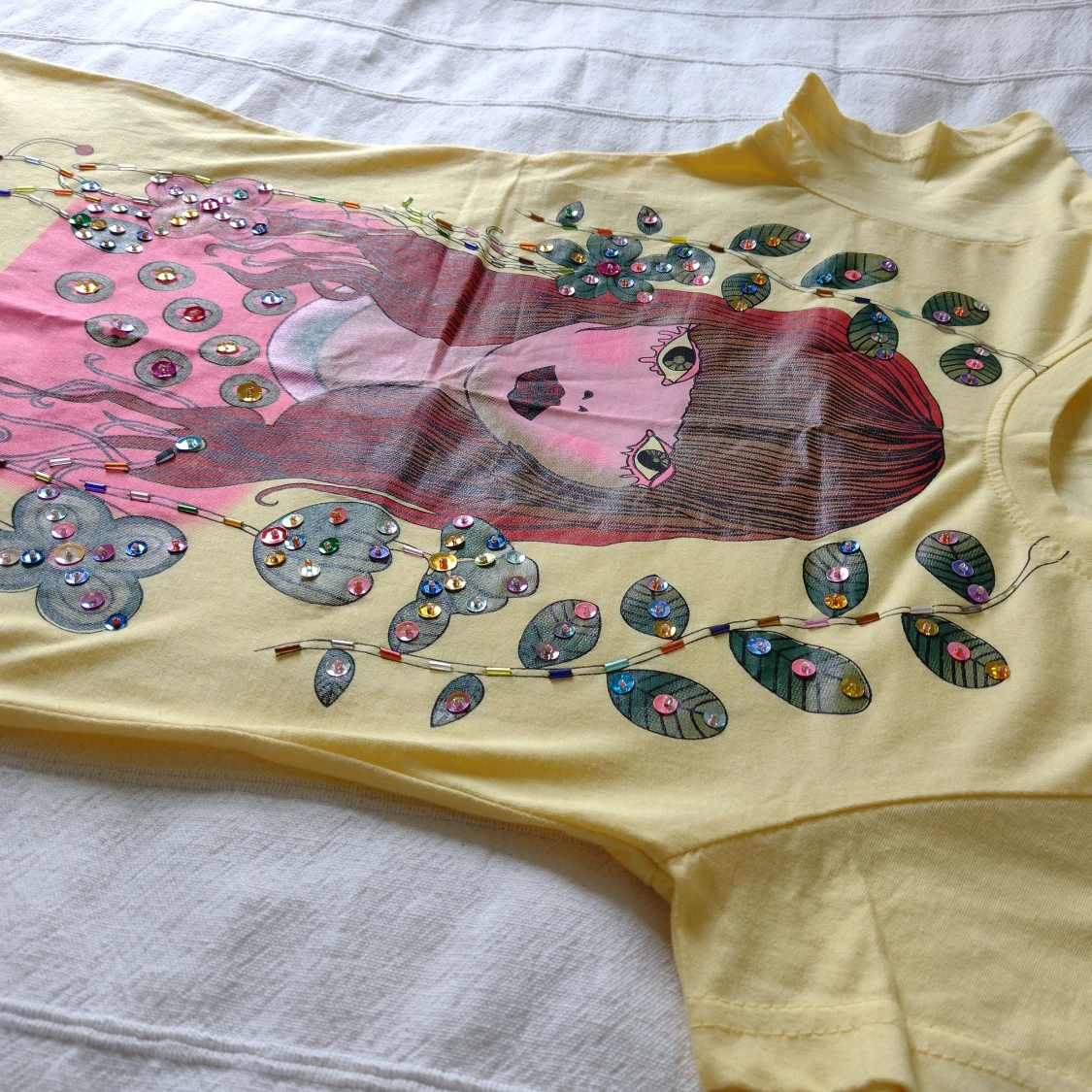 Oanvänd gul topp/t-shirt med tryck och paljetter - storlek XS/S - 91