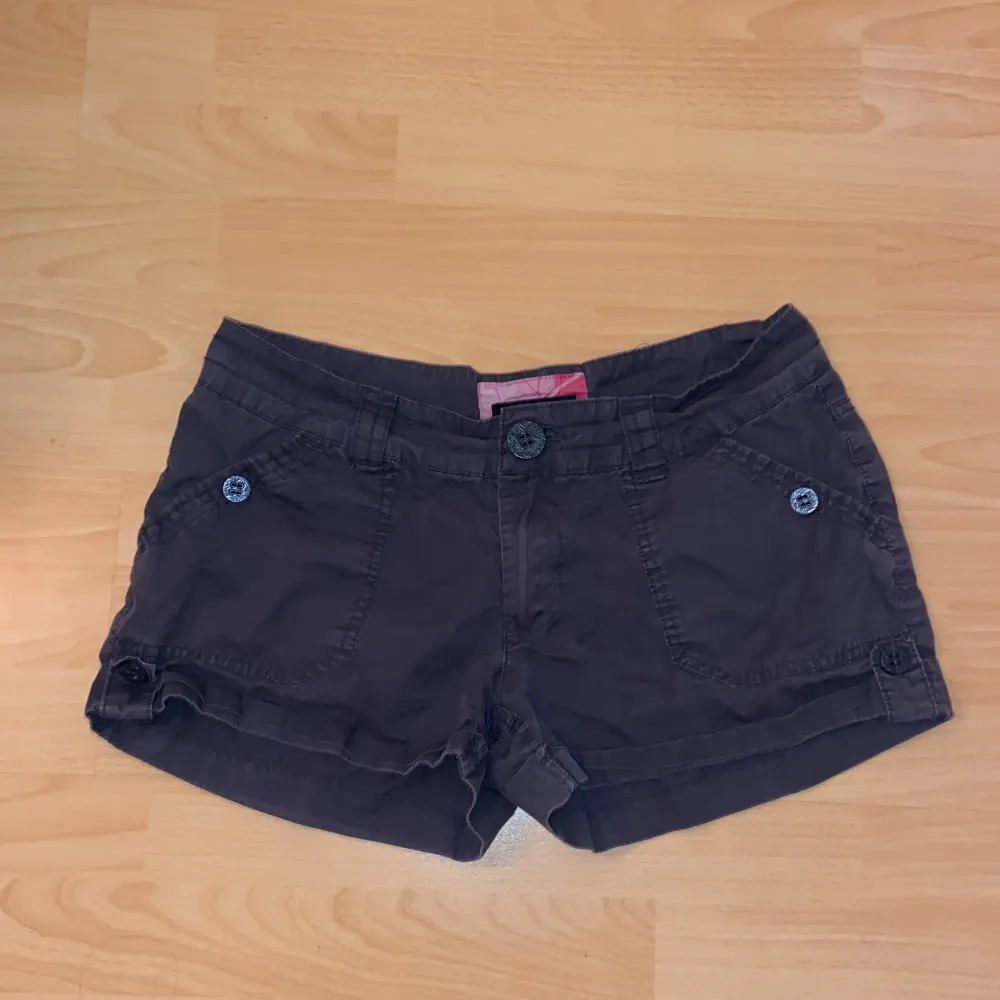 Super söta korta cargo shorts från Vera moda. . Shorts.