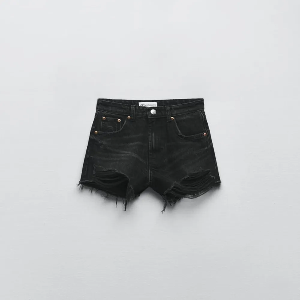 Säljer dessa as snygga zara jeans shorts som tyvärr aldrig kommit till användning. Lappar kvar! Nypris 329kr. Shorts.