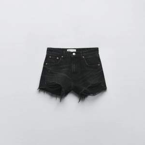 Säljer dessa as snygga zara jeans shorts som tyvärr aldrig kommit till användning. Lappar kvar! Nypris 329kr