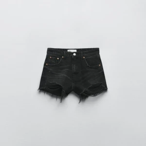 Zara jeanse shorts - Säljer dessa as snygga zara jeans shorts som tyvärr aldrig kommit till användning. Lappar kvar! Nypris 329kr