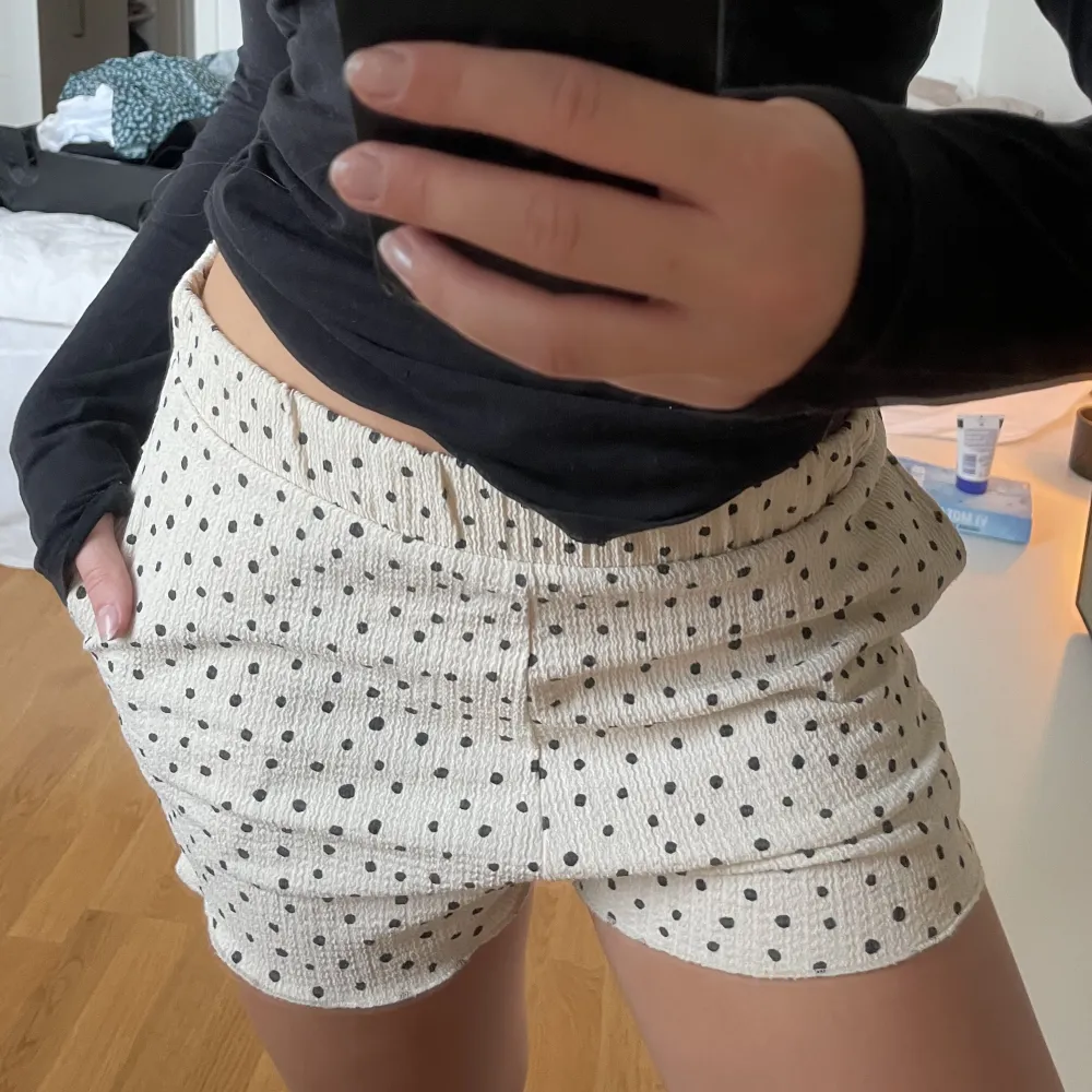 Söta prickiga shorts från Monki 💕 går att använda till vardags eller som pyjamasshorts hemma!! Xxs men passar mig som normalt har s🫶🏼. Shorts.