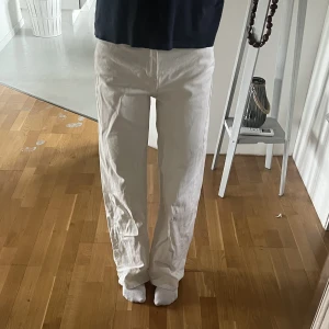 Jeans - Säljer dessa jeansen från lager 157. Nypriset är 300kr och jag säljer för 150+ frakt. Ni kan se längden på första bilden, jag är ca 167.