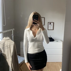 Tröja  - En super fin vit tröja som är öppen, använt fåtal gånger❤️