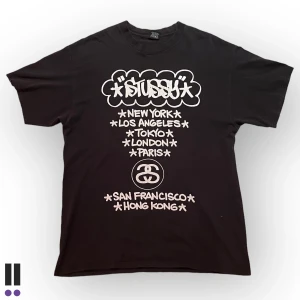 stussy world tour tee - det t-shirt från stussy. svart me frän vit design💜pit to pit, 53cm💜löngd, 65cm💜size L