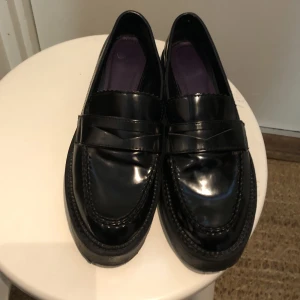 Loafers stl 38 - Superfina loafers som tyvärr inte kommer till användning. Tycker de är mjukare än andra loafers och skönare att gå i. Sann i storlek. Använda och några ”repor” på tre ställen, ser ut som på sista bilden. Inget som syns på håll