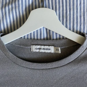 Glittrig topp - Grå glittrig topp från Carin Wester med cool detalj på armarna 🤍🖤