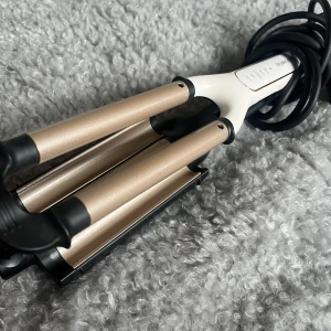 Locktång  - En jättefin helt oanvänd locktång från Remington! 🤩Har dock tyvärr inte kvar original kartongen!  Hör av dig om du har några frågor.💓💗