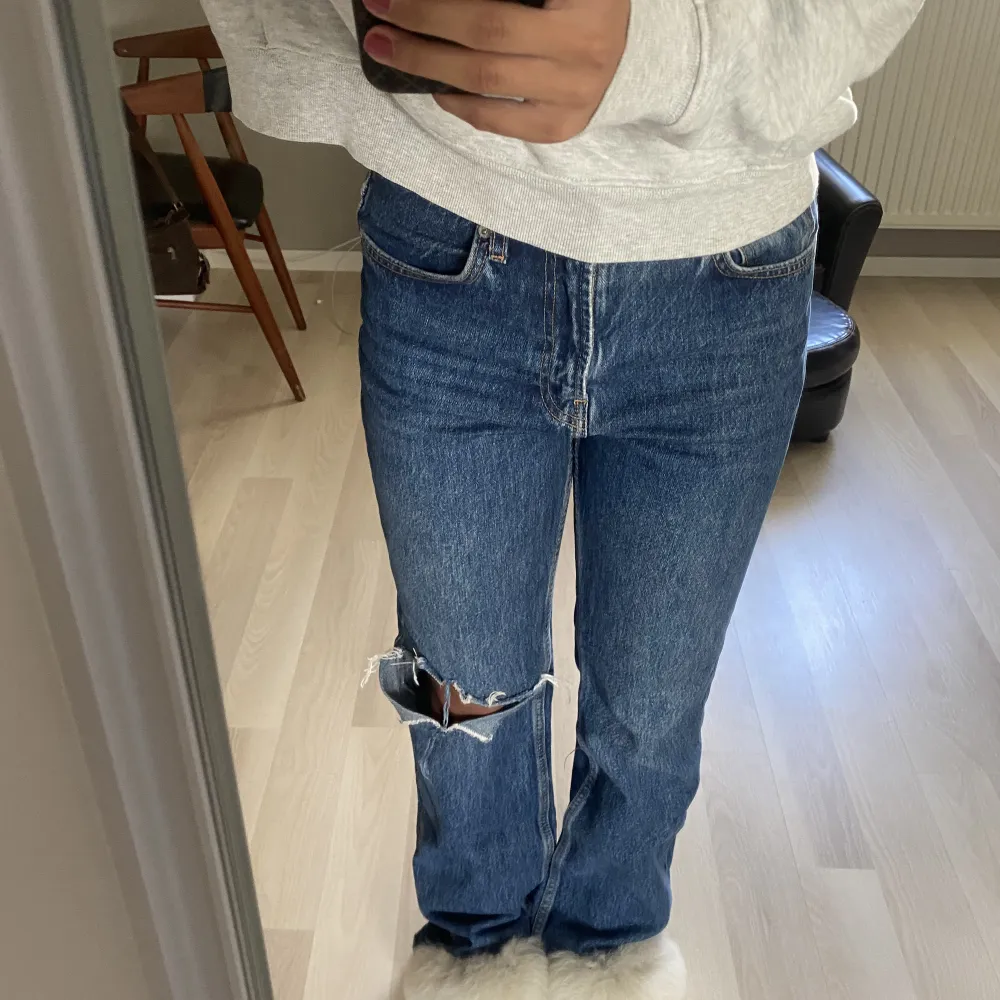 Jeans från Mango med bootcutmodell och hål 💙 jag är 166 cm. Jeans & Byxor.