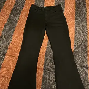 svarta jeans köpta här på plick  säljer då de är för små bra skick sitter fint går ut vid nedre benet som man ser på bilden