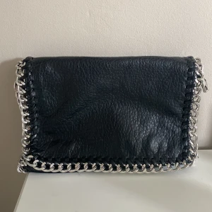 Väska med kedja - Väska med silverkedja. Bra skick. Dragkedja och flera fack. 