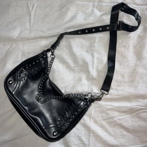 Svart handväska  - Liten men rymlig crossbody väska. Snygg med detaljer. Säljer den då den inte har kommit till användning!👜