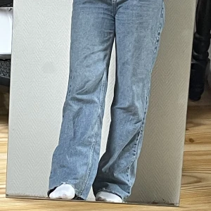 Pull & Bear jeans - Jeans i använt skick vilket som syns på vissa ställen. Men inget man lägger märket till. Annars väldigt fina. Stl 36.