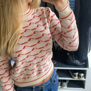 Cool tröja - Festlig tröja med gulddetaljer på axeln!