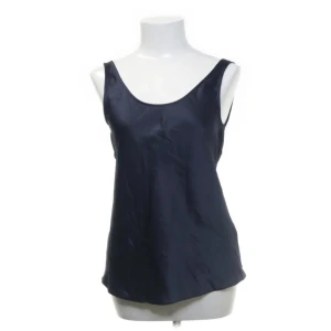 Linne, Filippa K - Mörkblått linne från Filippa K, köpt second hand. Fint skick, storlek 36. Passar S-M.