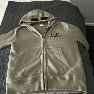 cp company zip hood - säljer nu min cp company zip tröja som köptes för 1 månad sen , den är i ny skick , hör av dig om du har nån fråga! 