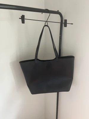 Väska - Säljer denna jätte fina Wera väskan som är perfekt till skolan. Har endast använt den en gång och den är fortfarande i fint skick. skriv vid intresse, pris kan diskuteras 💕