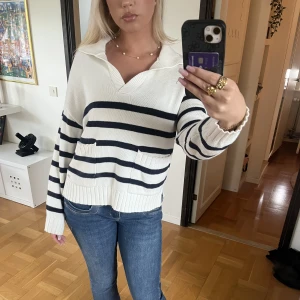 Stickad tröja - Stickad randig tröja från Lindex i storlek s men passar även M!🥰