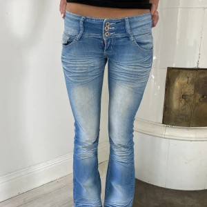 Lågmidjade jeans - Säljer dessa jättefina och lågmidjade ljusa jeasen. Midjemåttet är 36 och innerbenslängden är 77 cm Buda eller köp direkt för 550❤️