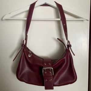 Baguette bag - Söt vinröd/burgundy baguetteväska! Rymlig och skön att ha på axeln!