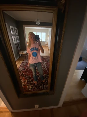 Ganni  t-shirt - Säljer nu min jättefina rosa Ganni t-shirt 🤩