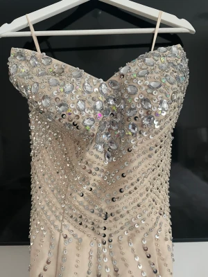 Ny klänning - Helt ny oanvänd klänning Endast provad  Storlek XS (min dotter har mellan xs/s passade perfekt)