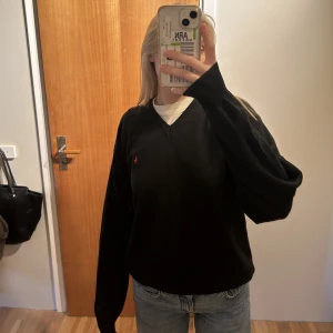 Stickad tröja  - Säljer min Ralph Lauren tröjan då den inte används längre i mycket bra sick 