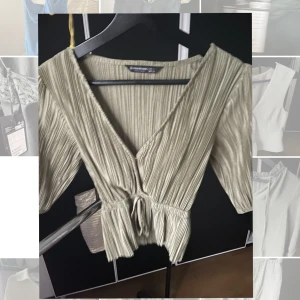 olivgrön blus - en olivgrön topp i trendigt material som är hur snygg som helst köpt på stradivarius💚💚