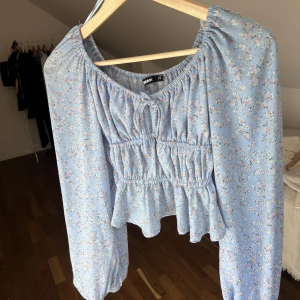Blus - Super fin blus från Bikbok i storlek xs, använd fåtal gånger💗Mitt pris 250kr