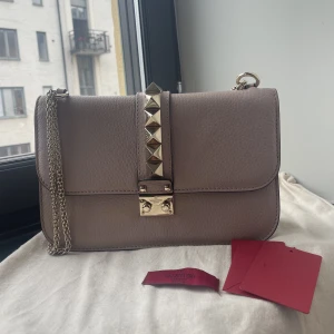 Valentino glam lock väska - Så snygg beige/rosa valentino väska i modellen glam lock. Den är i jättebra skick utan defekter och ser som ny ut!  Dustbag och kvitto från Nathalie Shuterman medföljer💖