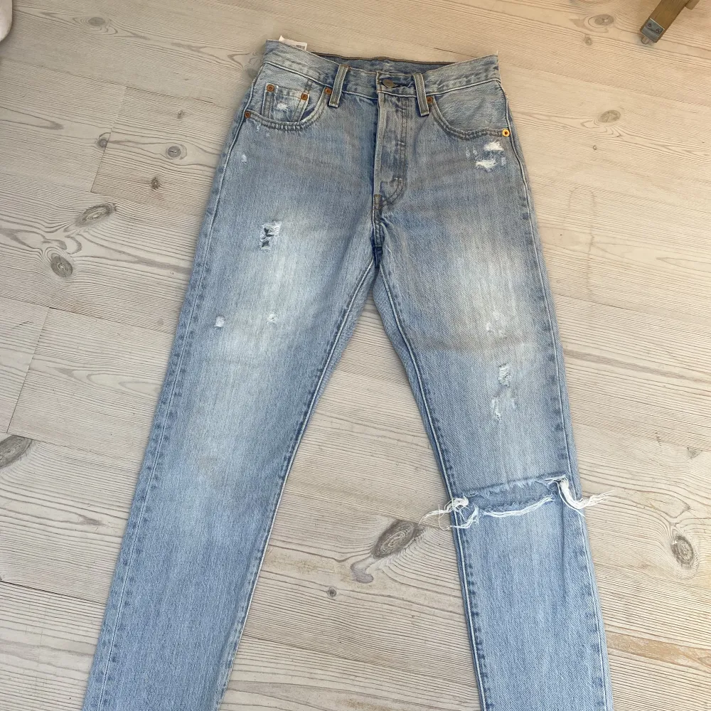 Ett par Levis jeans i storlek S men skulle snarare säga xs. Alldrig använda!. Jeans & Byxor.