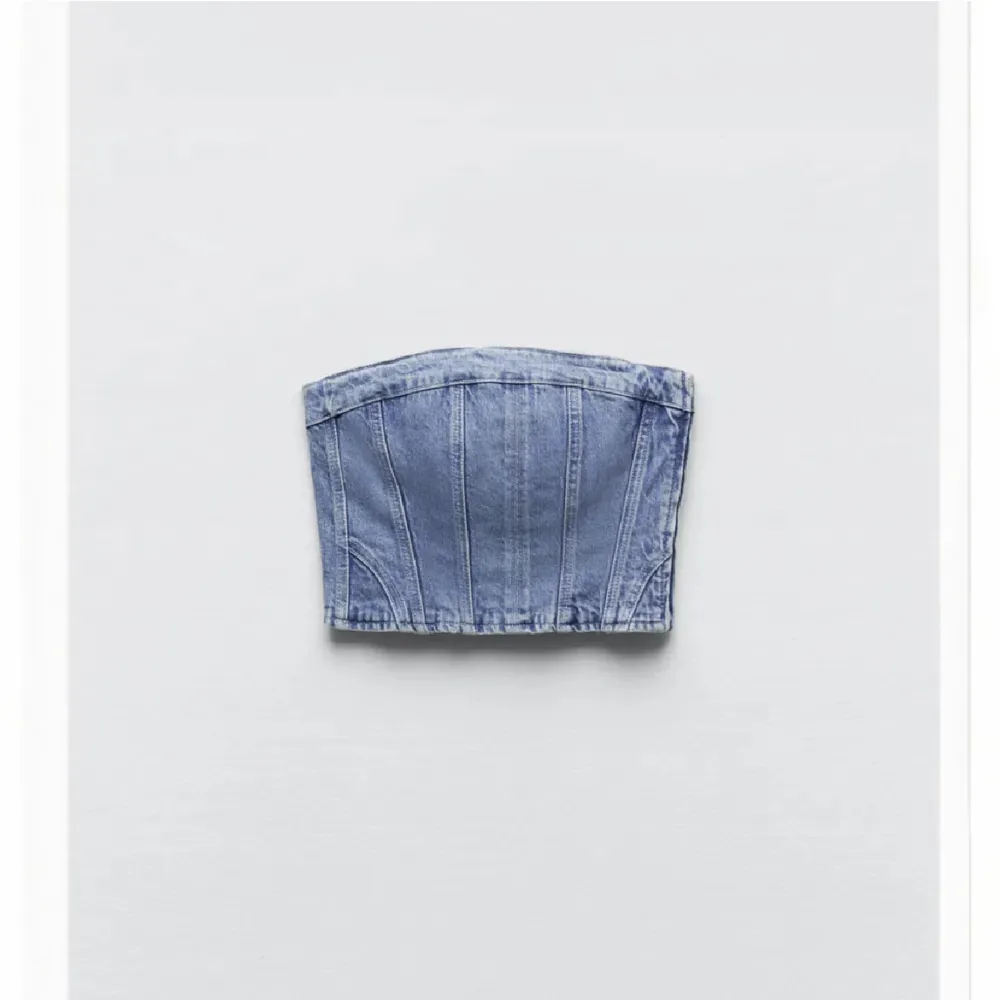 Säljer denna jeans korsett från zara då den är för liten jag kan också tänka mig att byta mot en i stl M. Toppar.