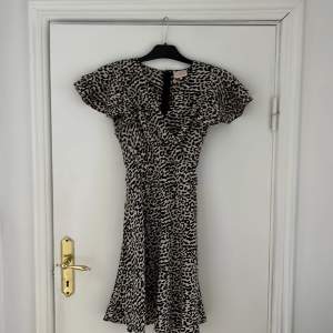 Leopard mönstrad klänning från Chica London, aldrig använd. Storlek XS