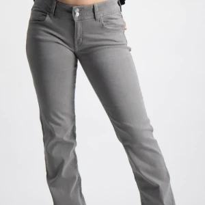 Lågmidjade Bootcut jeans - Jätte snygga Lågmidjade bootcut jeans från Gina tricot. Slutsålda överallt i denna storlek. Säljer pga köpte fel storlek kan även tänka mig byta. Lågmidjade helt nya med lappen kvar💕💕