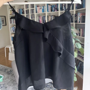 Topp - Fin topp från Gina tricot köpt för flera år sedan, men har använt den typ 1 gång! Storlek 36! 💕
