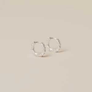 Hammered Huggies Silver - Info:  Små huggies (har ett klick-lås som gör dem väldigt bekväma att använda) med hammrad yta. ✔️Sterling silver ✔️Nickelfria  Jag designar mina smycken själv