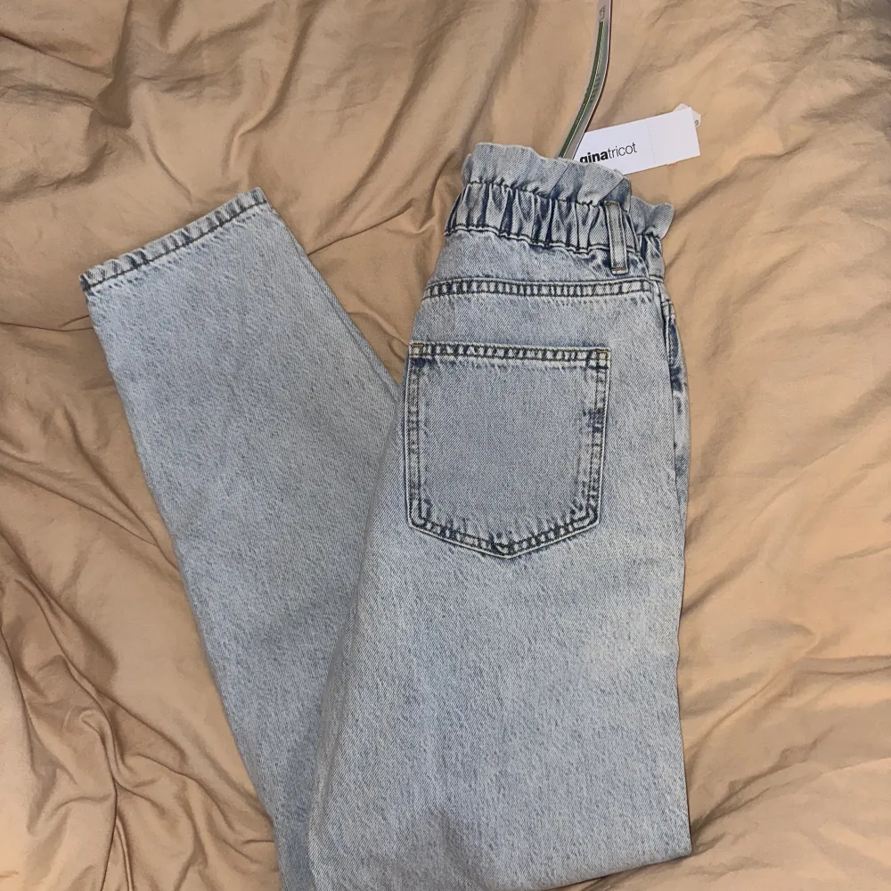 Ljusblåa mom jeans från Gina Tricot. Aldrig använda . Jeans & Byxor.