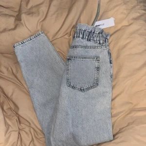 Jeans  - Ljusblåa mom jeans från Gina Tricot. Aldrig använda 
