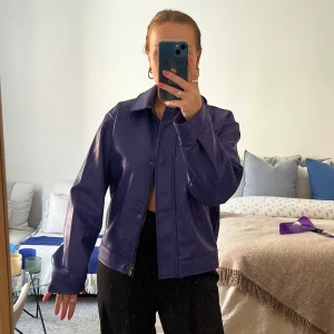 Skinnjacka från NA-KD  - Lila skinnjacka från NA-KD. Väldigt fint skick då den endast är använd en gång. 