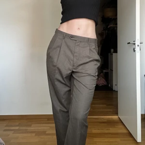 Low waisted kostymbyxor från Ralph Lauren - Herrbyxor men skulle säga att det är typ 38 i kvinnostorlek. Köpta vintage