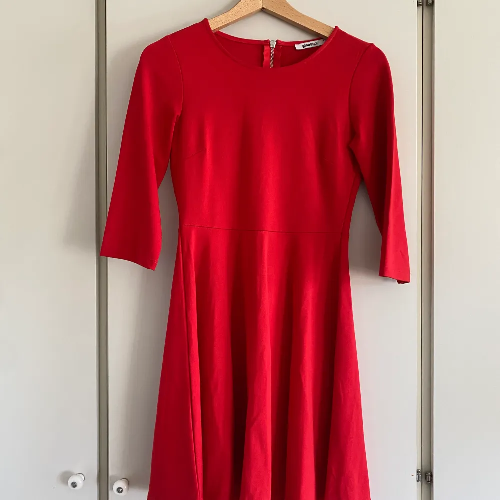 En röd fin klänning. Klänningar.