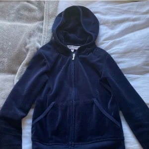Juicy Couture hoodie - Fin juicy hoodie med cool baksida ,bra skick 💗 Säljer då den e för liten för mig. Tryck på ”kontakta” om intresserad 🤗 300 + frakt via plick är frakt 39 kr annars 60kr👍 
