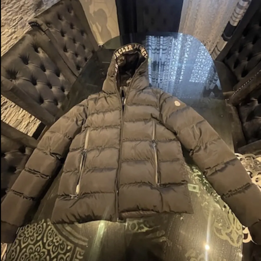 Moncler Vinterjacka precis som den originella och finns QR Scan kod i jackan. Jackan är i använt skick och säljs därför väldigt billigt.. Jackor.